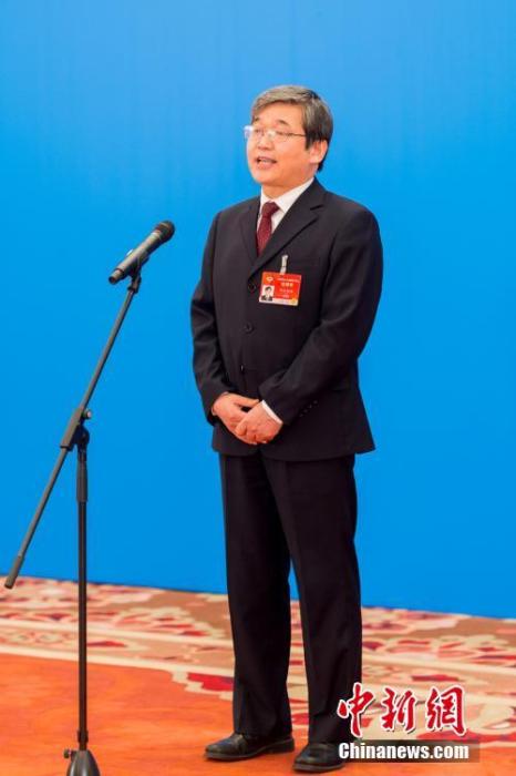 3月10日，全國政協(xié)十三屆四次會(huì)議第三場“委員通道”采訪活動(dòng)在北京人民大會(huì)堂新聞發(fā)布廳舉行。圖為全國政協(xié)委員阿拉坦倉通過網(wǎng)絡(luò)視頻方式接受媒體采訪。<a target='_blank' ><p  align=