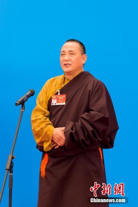 3月10日，全國政協(xié)十三屆四次會(huì)議第三場“委員通道”采訪活動(dòng)在北京人民大會(huì)堂新聞發(fā)布廳舉行。圖為全國政協(xié)委員洛桑山丹通過網(wǎng)絡(luò)視頻方式接受媒體采訪。<a target='_blank' ><p  align=