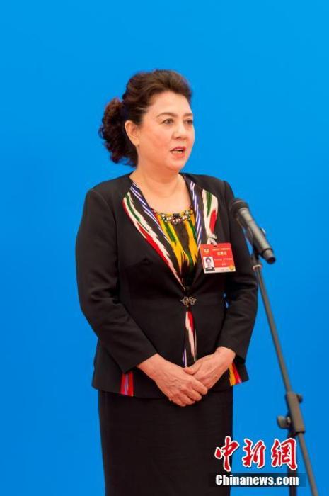 3月10日，全國政協(xié)十三屆四次會(huì)議第三場“委員通道”采訪活動(dòng)在北京人民大會(huì)堂新聞發(fā)布廳舉行。圖為全國政協(xié)委員古麗帕麗·阿不都拉通過網(wǎng)絡(luò)視頻方式接受媒體采訪。<a target='_blank' ><p  align=