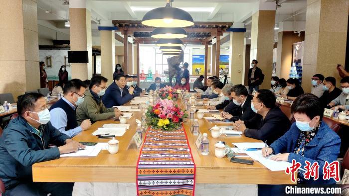 圖為國家糧食產(chǎn)業(yè)(青稞深加工)技術(shù)創(chuàng)新分中心在西藏拉薩掛牌儀式現(xiàn)場?！∝暽＠?攝