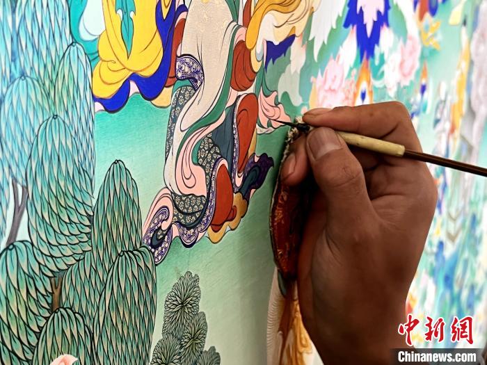 圖為畫師繪畫唐卡?！●R文莉 供圖