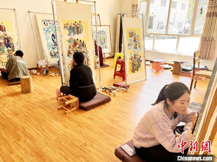 圖為畫室內(nèi)學(xué)徒練習(xí)繪畫唐卡?！●R文莉 供圖
