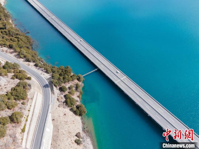圖為西藏林拉高等級公路多布湖段風光?！〗w波 攝