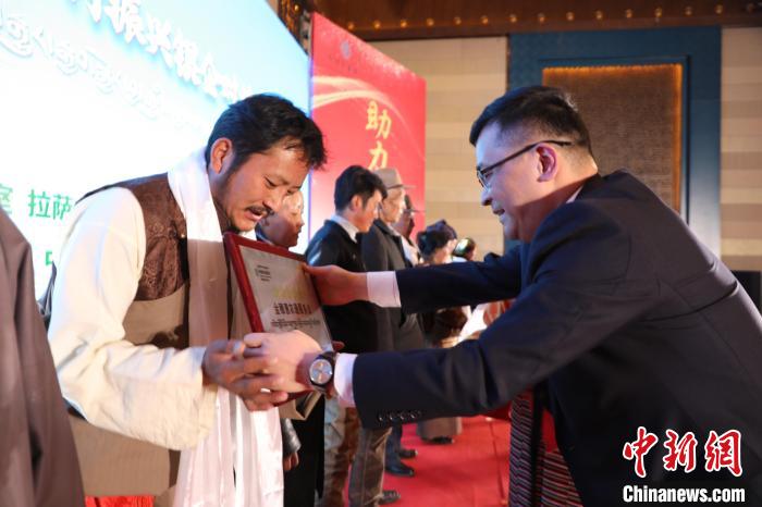 圖為拉薩市銀企對(duì)接洽談會(huì)現(xiàn)場(chǎng)?！「裆愔?攝