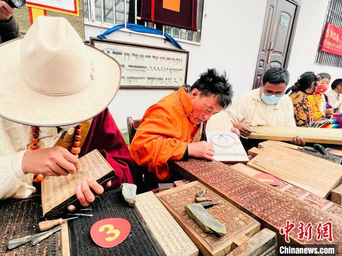 圖為2022年，聶榮縣當(dāng)木江鄉(xiāng)“鄉(xiāng)村振興那曲奮進(jìn)”活動(dòng)雕刻比賽現(xiàn)場(chǎng)。資料圖 那曲市“鄉(xiāng)村振興 那曲奮進(jìn)”活動(dòng)辦供圖