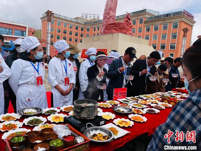 圖為2022年，班戈縣“鄉(xiāng)村振興那曲奮進(jìn)”廚藝大賽現(xiàn)場(chǎng)。資料圖 那曲市“鄉(xiāng)村振興 那曲奮進(jìn)”活動(dòng)辦供圖