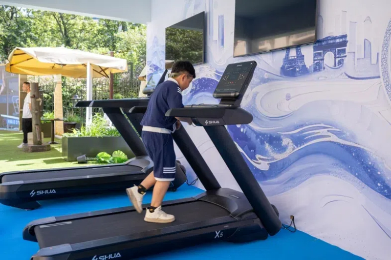 小朋友在智慧體育公園體驗(yàn)跑步機(jī)。巴黎