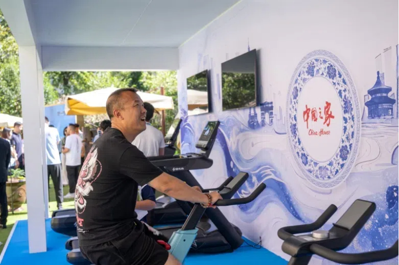 參觀者在智慧體育公園體驗(yàn)動(dòng)感單車。巴黎