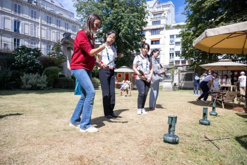 中外友人體驗(yàn)投壺游戲。巴黎