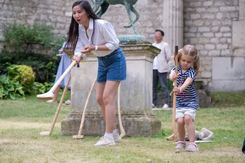 小朋友體驗(yàn)捶丸游戲。巴黎