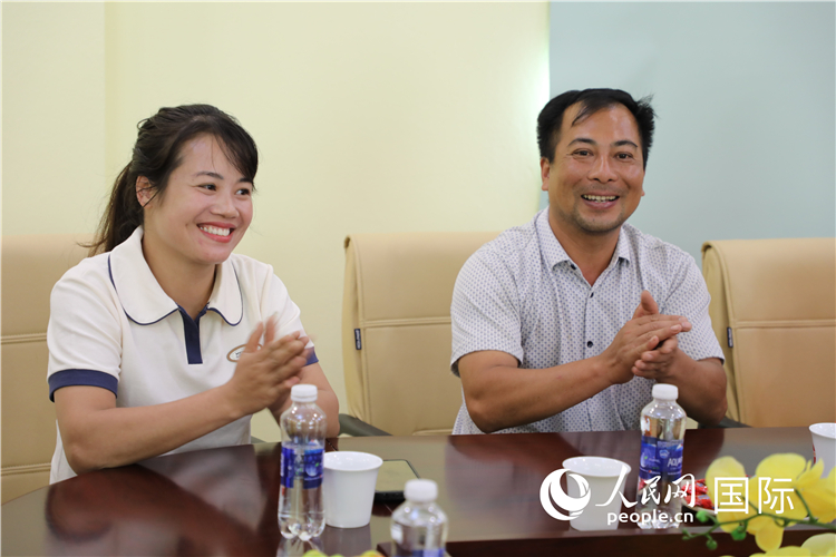 越南沙巴市黃連寄宿制民族小學老師阮氏秋姮、阮文享。人民網(wǎng)記者簡承淵攝