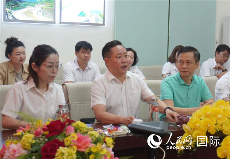 越中電力公司董事長李志雄（前排左二）介紹越南電力情況。葛沙莎攝