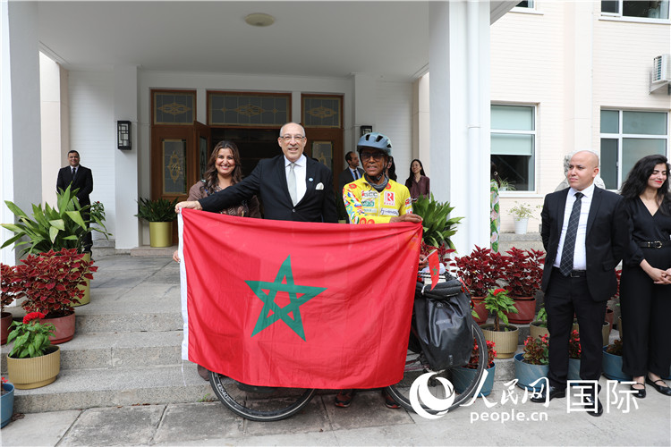 9月6日，摩洛哥駐華大使阿卜杜勒卡迪爾·安薩里在大使官邸舉行儀式，歡迎并招待卡里姆·穆斯塔。人民網(wǎng)記者 王晶攝