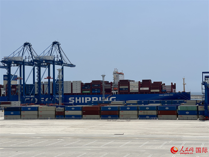 當(dāng)?shù)貢r(shí)間11月15日，秘魯錢凱港碼頭操作區(qū)現(xiàn)場(chǎng)。人民網(wǎng)記者 周雨攝