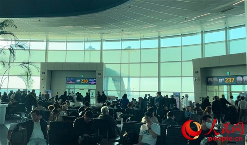 仁川機(jī)場(chǎng)等待登機(jī)的旅客。人民網(wǎng) 李帆攝