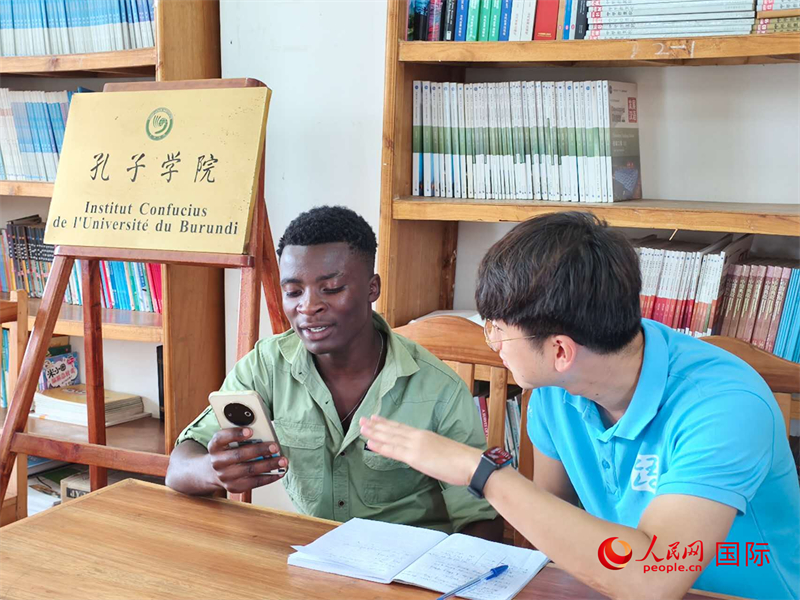 孔院教師在輔導(dǎo)學(xué)生。人民網(wǎng)記者 黃培昭攝