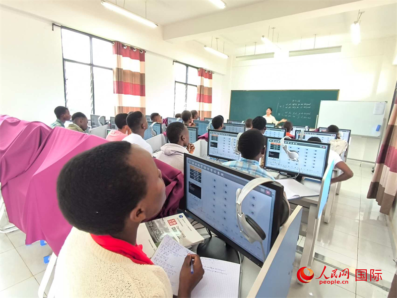 學(xué)生們在課堂上認(rèn)真聽講。人民網(wǎng)記者 黃培昭攝