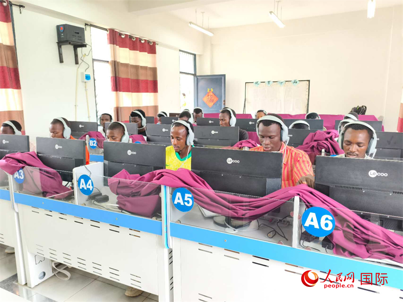 學(xué)生們正在上聽力課。人民網(wǎng)記者 黃培昭攝