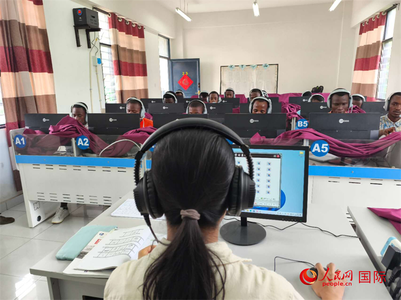 在聽力教室內(nèi) 。人民網(wǎng)記者 黃培昭攝