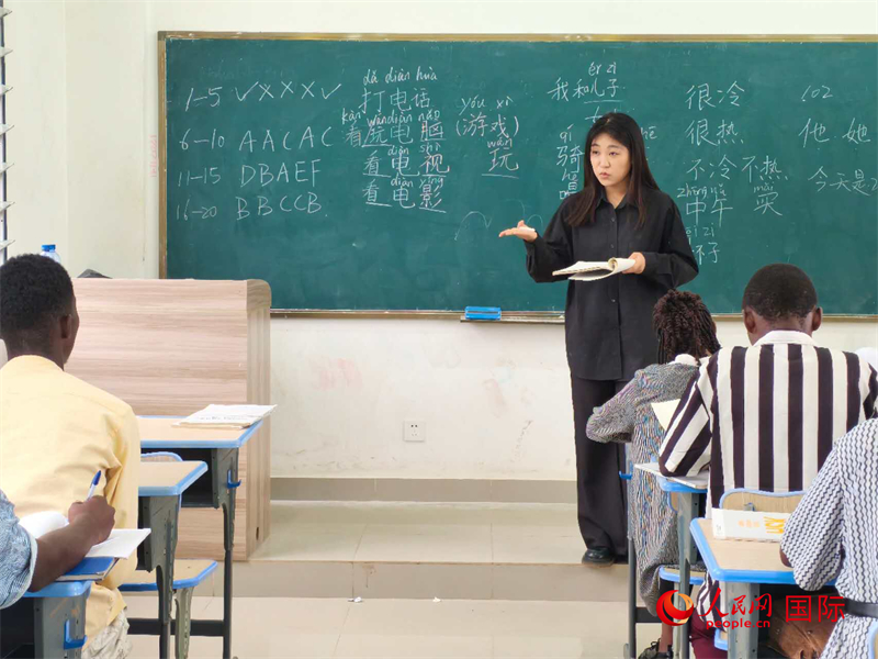 中國老師在給學(xué)生們講課。人民網(wǎng)記者 黃培昭攝