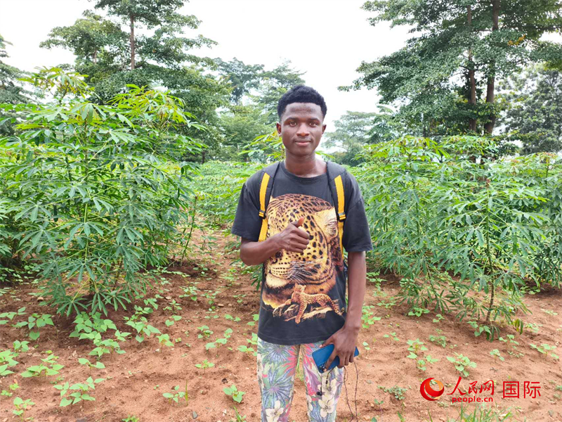 中文系的一位當(dāng)?shù)貙W(xué)生。 人民網(wǎng)記者 黃培昭攝