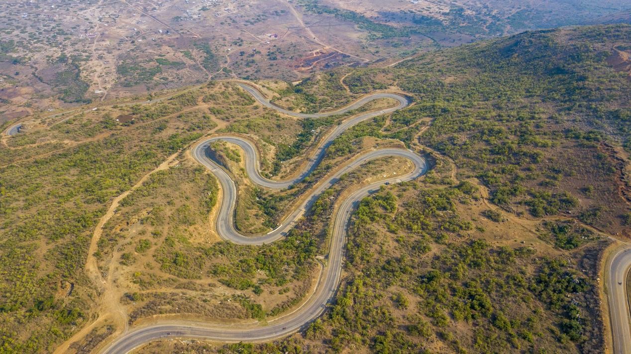 跨崖公路航拍圖。田雨攝