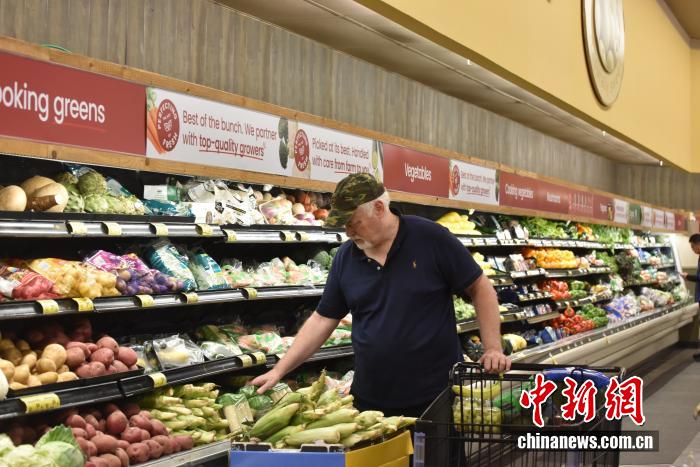 當(dāng)?shù)貢r(shí)間7月18日，美國密歇根大學(xué)公布報(bào)告顯示，7月美國消費(fèi)者信心指數(shù)升至61.8，為近5個(gè)月以來的最高值。圖為美國民眾在馬里蘭州羅克韋爾一超市購物。 <a target='_blank' href='/' _fcksavedurl='/'><p  align=