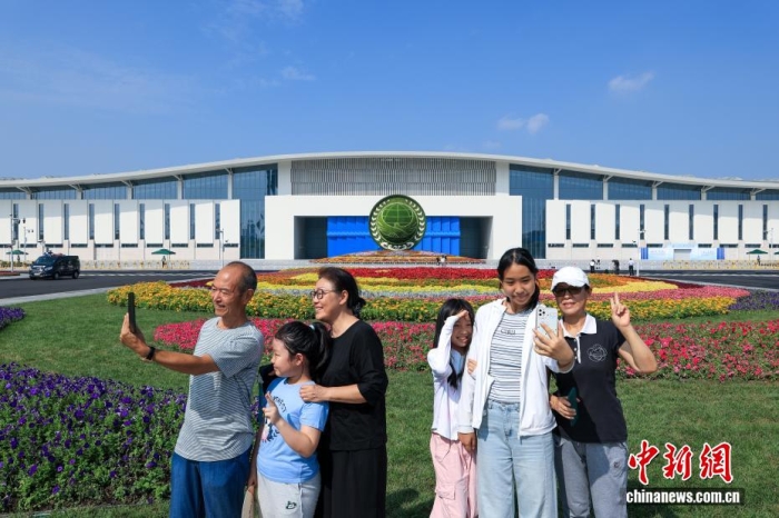 8月31日，天津，市民在2025年上海合作組織峰會主會場外自拍。當日，2025年上海合作組織峰會在天津舉行。<a target='_blank' href='/'><p  align=