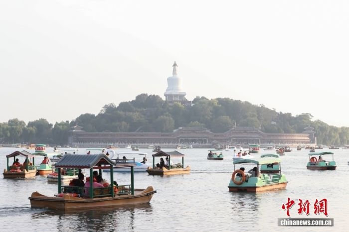 10月7日，國慶節(jié)、中秋節(jié)假期進(jìn)入尾聲，北京北海公園熱度不減，不少市民游客在公園乘船游玩。<a target='_blank' href='/' _fcksavedurl='/'><p  align=