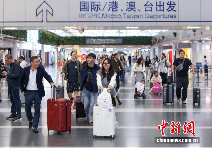 10月8日是國慶中秋假期最后一天，大量旅客在北京首都國際機(jī)場出行。 <a target='_blank' href='/' _fcksavedurl='/'><p  align=