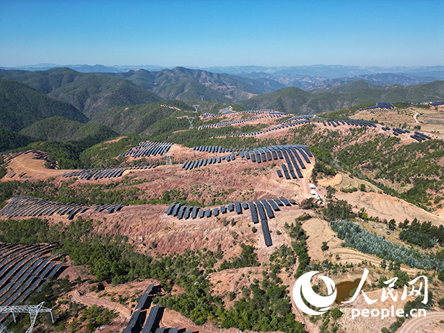 云南南華羅文村的山坡上，一塊塊光伏板連接成片。人民網(wǎng)記者 程浩攝