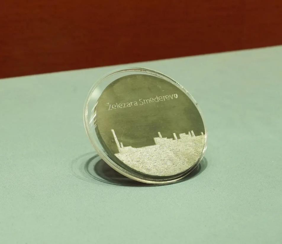 2016年6月，塞爾維亞斯梅戴雷沃鋼廠工人贈(zèng)送習(xí)近平主席的鋼板雕刻工廠剪影紀(jì)念牌。胡楊 攝