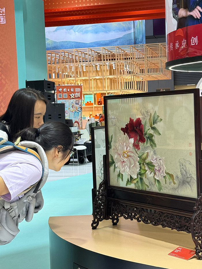 “文創(chuàng)中國(guó)”專題展區(qū)。參展觀眾供圖