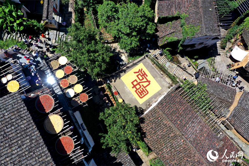 篁嶺曬秋大媽用農(nóng)作物曬出“活力中國(guó)”。人民網(wǎng)記者 時(shí)雨攝