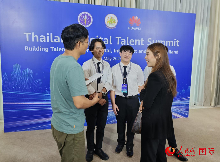 泰國國立法政大學學生接受本網采訪。李映民攝