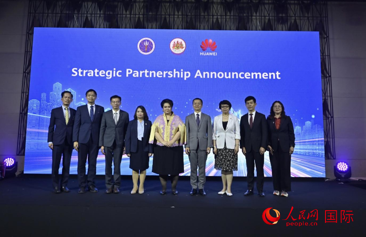 數(shù)字人才峰會現(xiàn)場。左五為泰國高等教育、科學、研究和創(chuàng)新部長素巴瑪·伊沙拉帕迪，右三中國駐泰國大使館教育參贊許蘭，右四為華為泰國技術有限公司總經理李雄偉。人民網記者 簡承淵攝