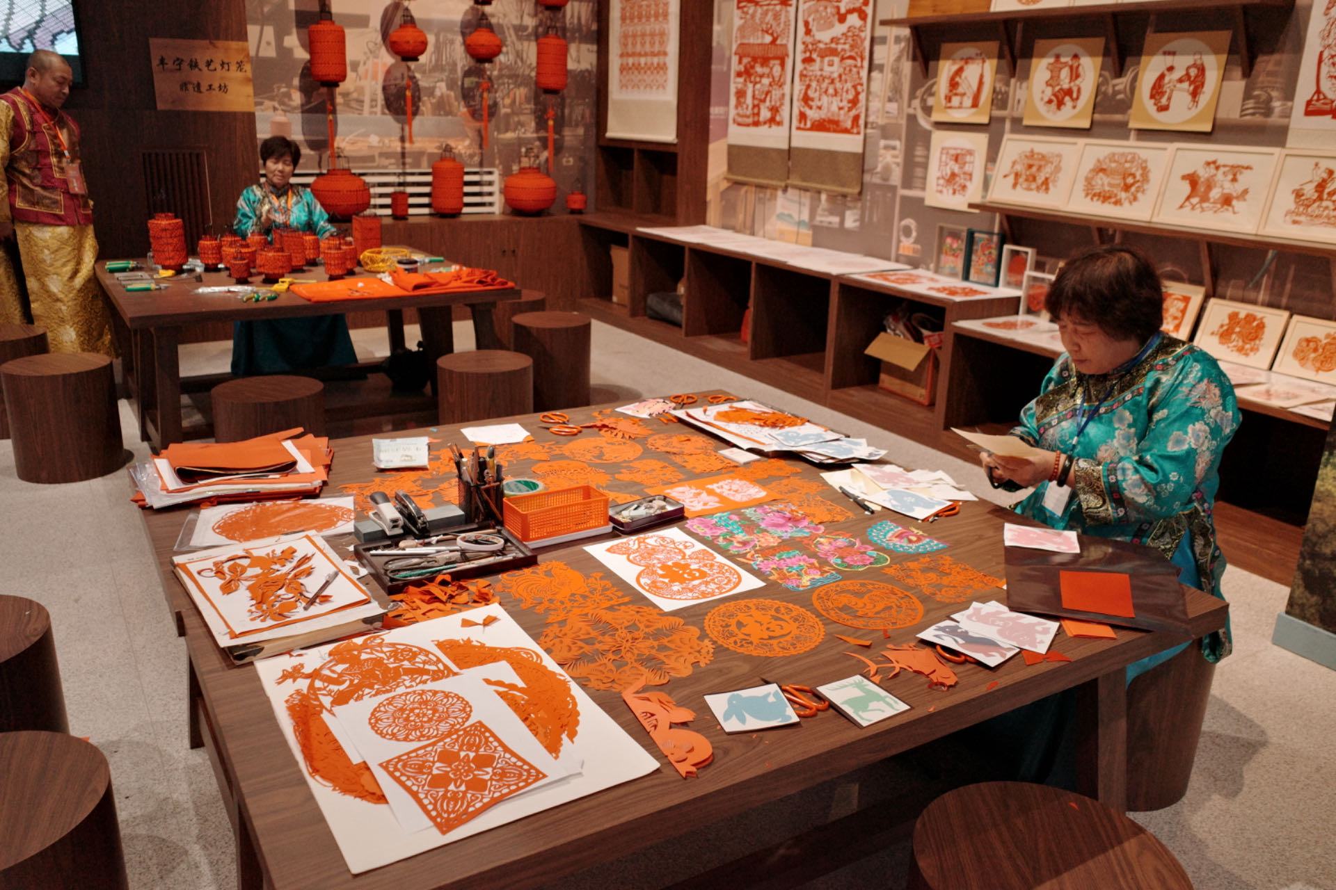 “氣象萬(wàn)千——中國(guó)非遺保護(hù)實(shí)踐主題展”上，非遺傳承人現(xiàn)場(chǎng)展示。人民網(wǎng)記者 劉微攝