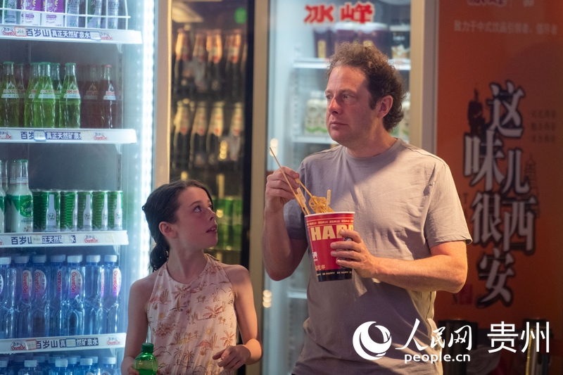 6月21日，貴陽青云市集內(nèi)，游客邊逛邊吃。人民網(wǎng)記者 翁奇羽攝