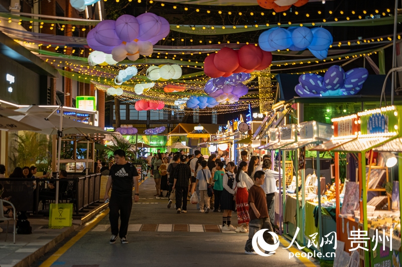 6月21日，貴陽新印廠霓虹閃爍，映照城市夜生活。人民網(wǎng) 陽茜攝