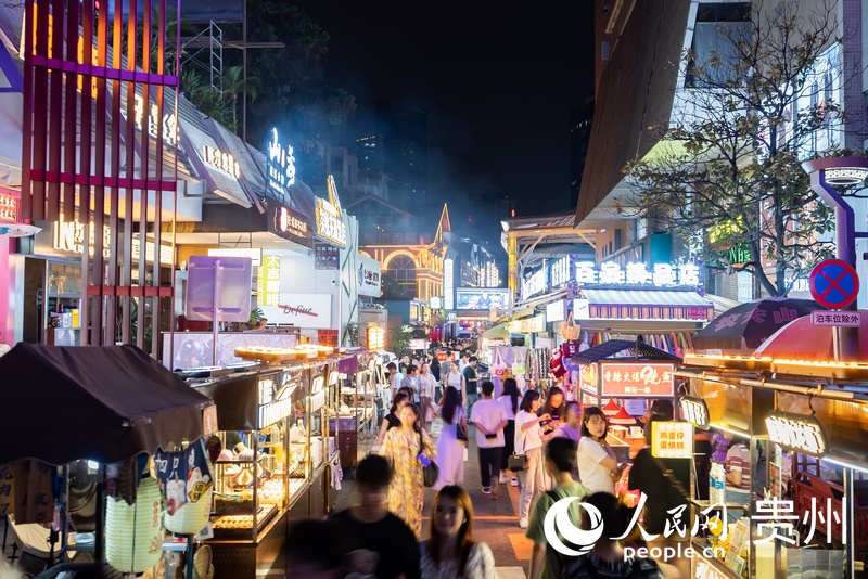6月21日，夜幕下人頭攢動的貴陽市太平路街區(qū)。人民網(wǎng)記者 涂敏攝