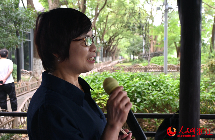 面向運(yùn)河，任國萍放聲歌唱。人民網(wǎng)記者 張麗瑋