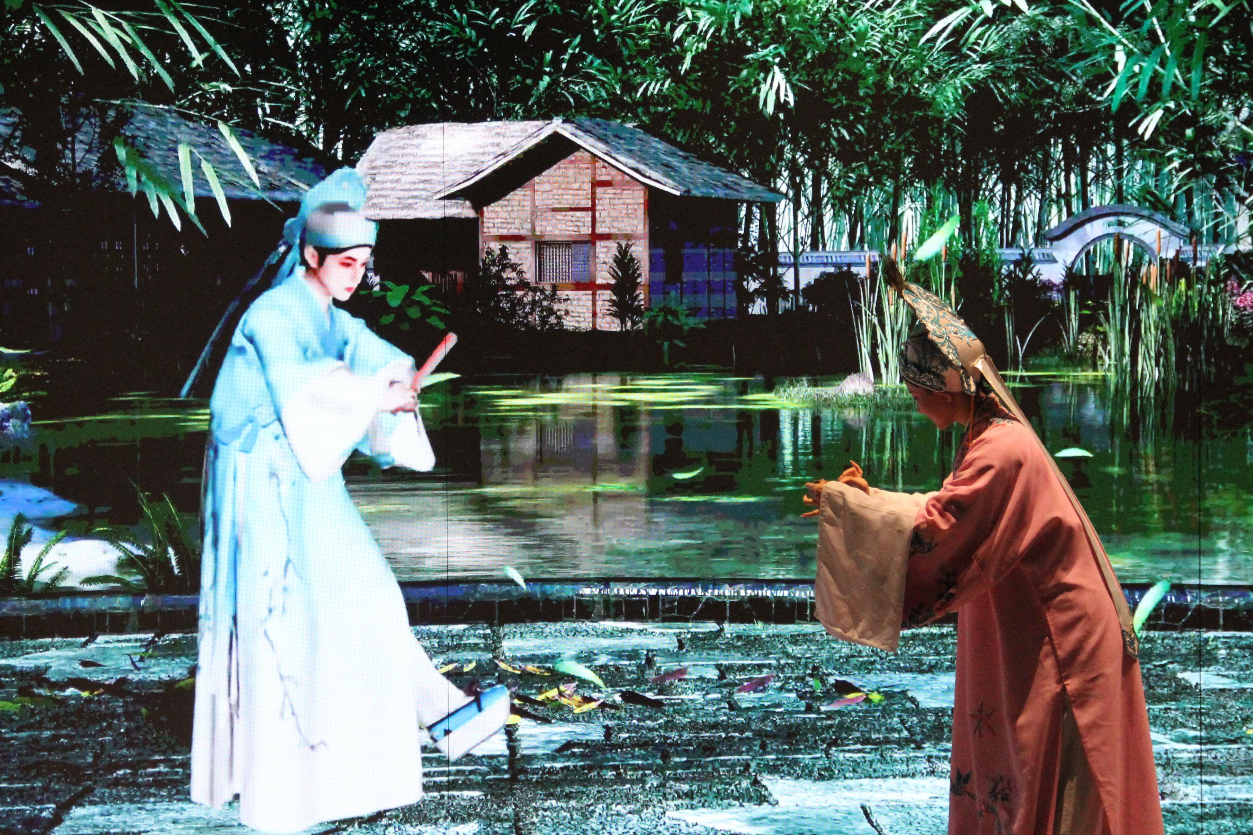 真人演員與虛擬人演員在“元啟金陵”南京數(shù)字文化客廳出演《梁山伯與祝英臺》經(jīng)典選段。受訪者供圖