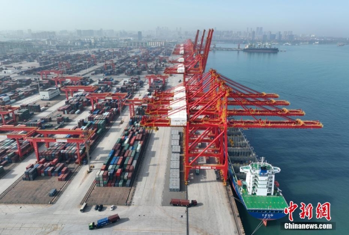 資料圖：山東日照港全自動(dòng)化集裝箱碼頭作業(yè)現(xiàn)場。(無人機(jī)圖片)<a target='_blank' href='/'><p  align=