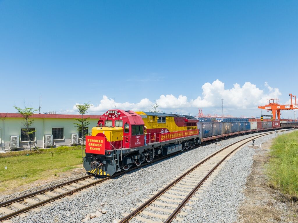 01 陸海新通道第20000列班車。陸海新通道運營公司供圖
