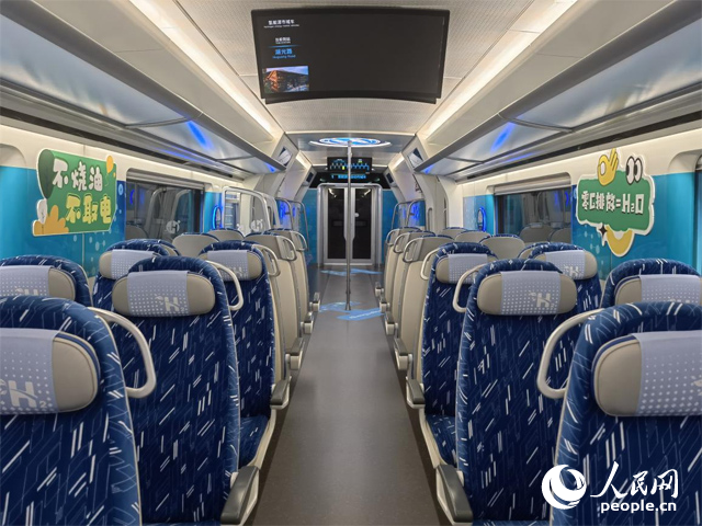 我國首列氫能源市域列車由位于吉林省的中車長客股份有限公司自主研制，該列車不燒油，不取電，可實現(xiàn)零碳排放。人民網(wǎng)記者 馬俊華攝