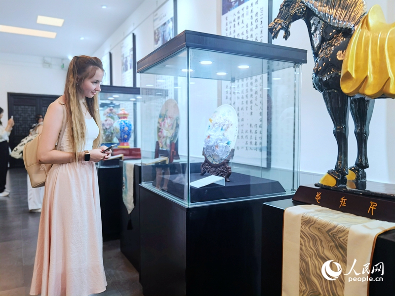來自白俄羅斯的留學(xué)生喀秋莎駐足欣賞牡丹瓷。人民網(wǎng)記者 尚明楨攝
