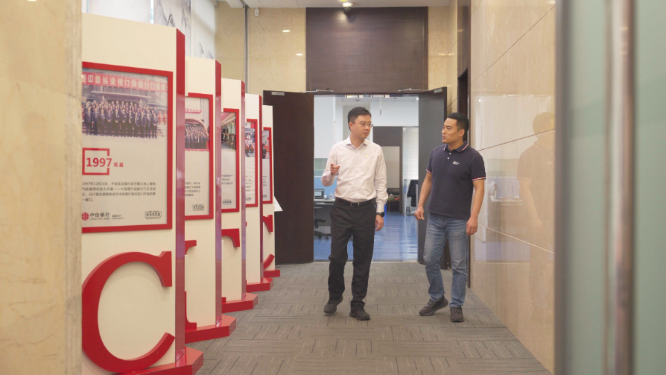 中信銀行成都分行行長助理李一（左）接受采訪。人民網(wǎng)記者 王紹紹攝