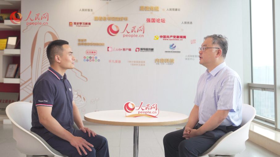 中共中央黨校（國家行政學(xué)院）國家治理教研部副主任李江濤（右）接受采訪。人民網(wǎng)記者 王紹紹攝