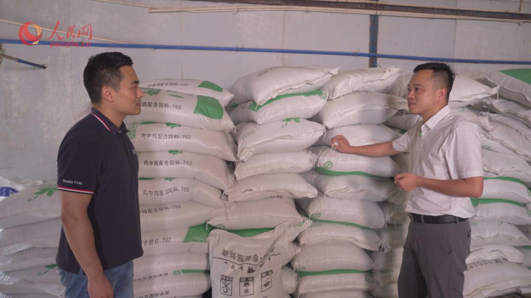 文圣農(nóng)業(yè)開發(fā)有限公司任志軍（右）接受采訪。人民網(wǎng)記者 王紹紹攝