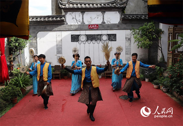 云南麗江古城“天地院”的納西族演出。 人民網(wǎng)記者 程浩攝